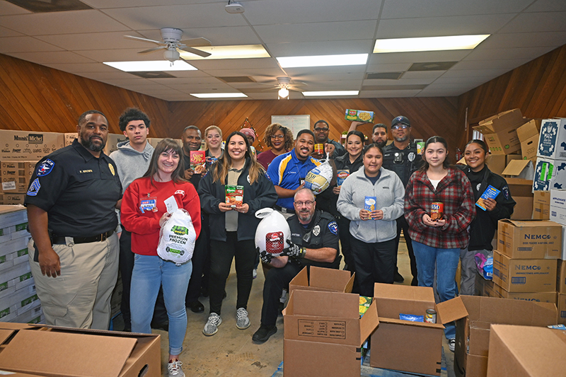 CFISD Police Officers Deliver Thanksgiving Meals to Families 