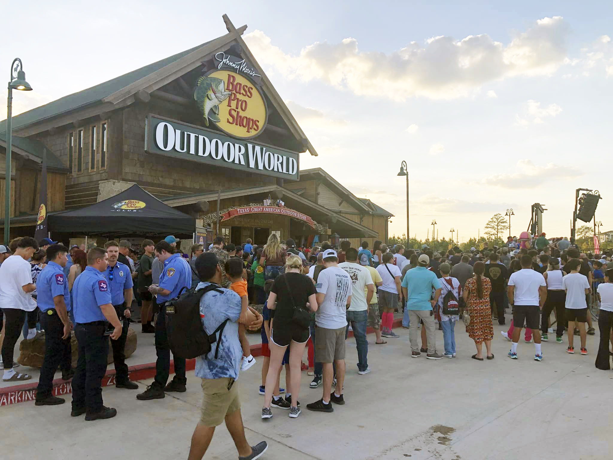 Bass Pro Shops Opens New Outdoor World Retail Destination in Spring