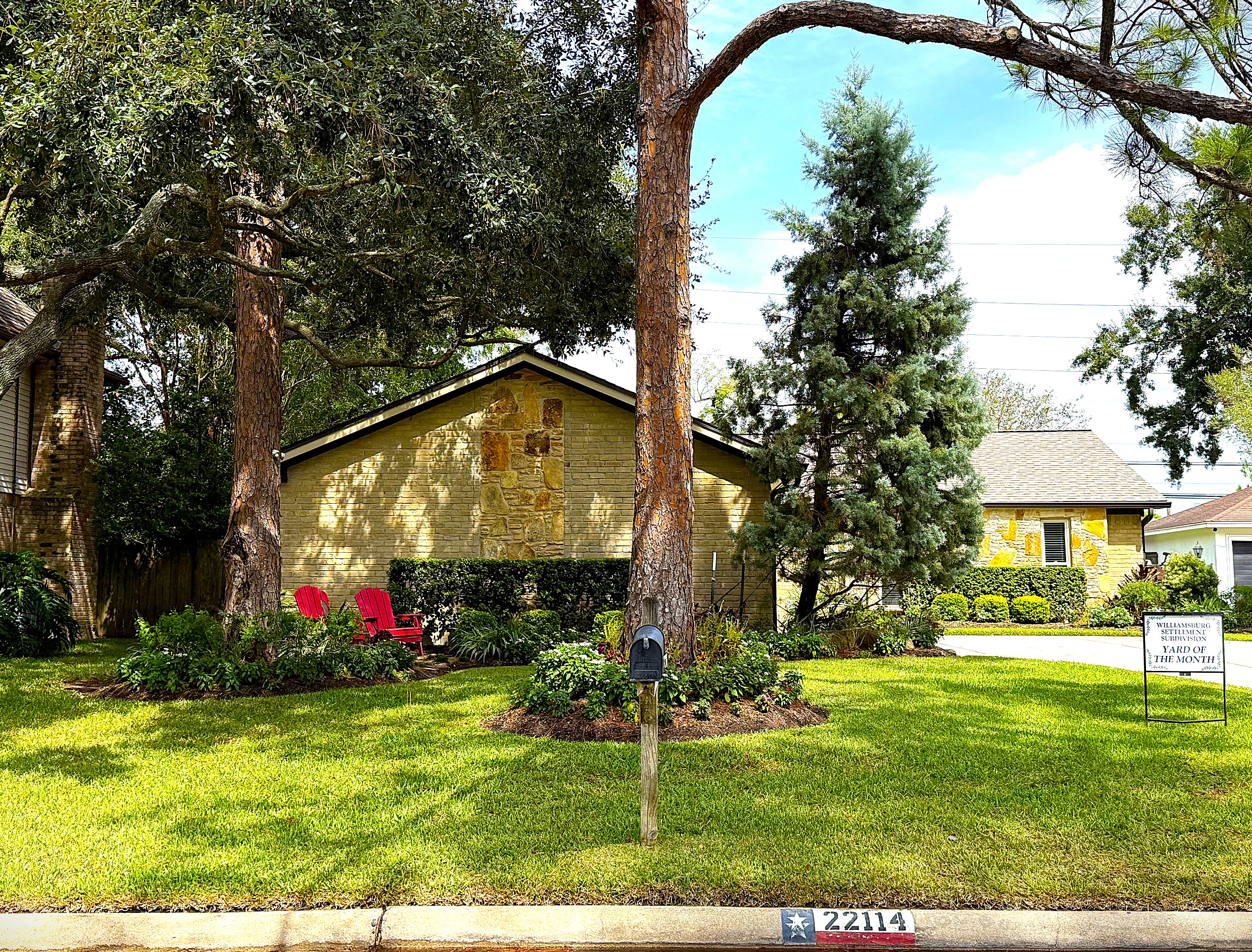 Chris and Shannon Henderson Earn Williamsburg Settlement’s October Yard of the Month Honor